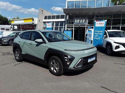 Neu Hyundai Kona Select 129 PS (94 kW) 2025 Mirage green SUV