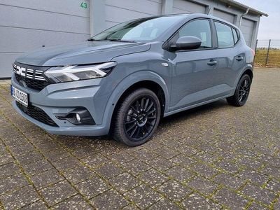 Grau Gebraucht 2024 Dacia Sandero Expression Limousine | 15.400 € (Fairer Preis)