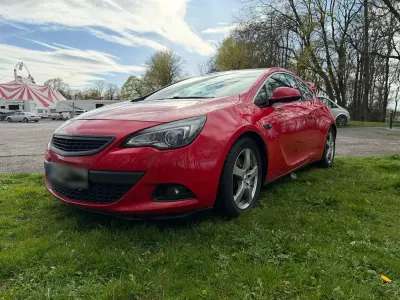 Używany Opel Astra GTC Edition 179 KM (131 kW) 2012 Czerwony Sedan/Limuzyna