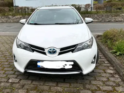 Gebraucht Toyota Auris Hybrid 99 PS (72 kW) 2013 Weiß Kombi