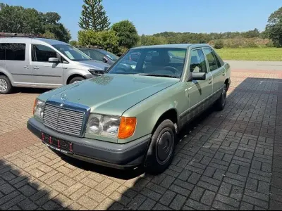 Usata Mercedes E250 90 CV (66 kW) 1989 Verde Berlina