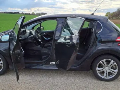 Gebraucht Peugeot 208 Active 92 PS (67 kW) 2012 Schwarz Kleinwagen