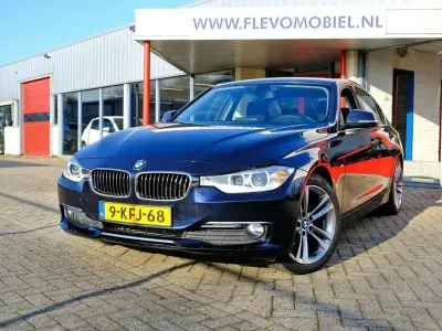 Gebraucht BMW 320 Executive 163 PS (119 kW) 2013 Blau Limousine