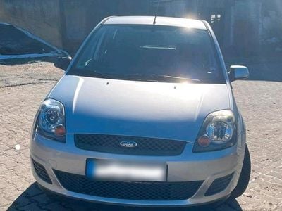 Gebraucht Ford Fiesta 80 PS (58 kW) 2008 Silber Kleinwagen