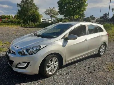Gebraucht Hyundai i30 Trend 110 PS (80 kW) 2015 Silber Kombi