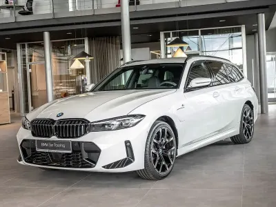 Neu BMW 330e Performance 292 PS (214 kW) 2026 Alpinweiß uni Kombi