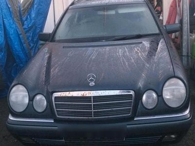 Gebraucht Mercedes E240 170 PS (125 kW) 1999 Schwarz Kombi