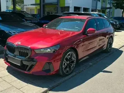 Gebraucht BMW 520 M Sport 197 PS (144 kW) 2025 Rot Limousine