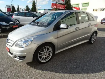Gebraucht Mercedes B180 109 PS (80 kW) 2011 Silber Van / Kleinbus
