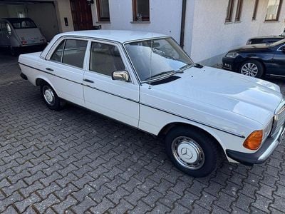 Second-hand Mercedes 200 60 CP (44 kW) 1982 Alb Berlinǎ