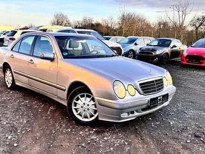 Usata Mercedes E240 Elegance 170 CV (125 kW) 2000 Argento Berlina
