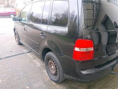 Second-hand VW Touran 150 CP (110 kW) 2005 Negru Monovolum