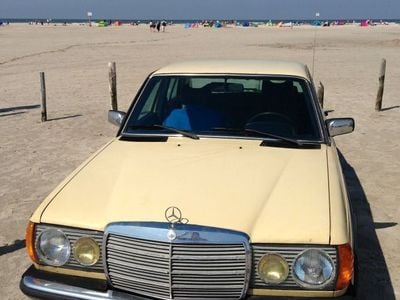 Gelb Gebraucht 1977 Mercedes 300 Limousine | 13.900 €