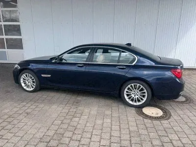 Gebraucht BMW 750 Sport Line 381 PS (280 kW) 2013 Blau Limousine