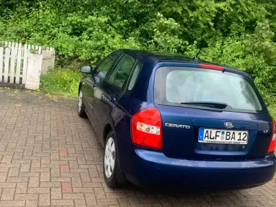 Gebraucht Kia Cerato LX 105 PS (77 kW) 2005 Blau Kleinwagen