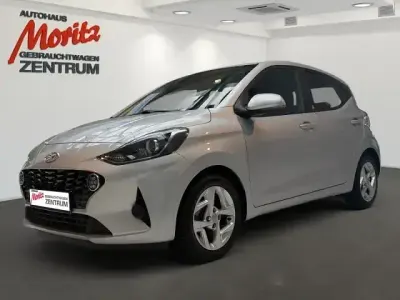 Gebraucht Hyundai i10 Edition 30 67 PS (49 kW) 2021 Sleek silver / met Kleinwagen
