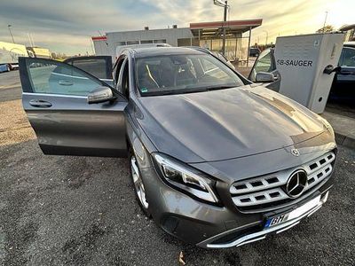 Grau Gebraucht 2018 Mercedes GLA220 SUV | 20.500 € (Etwas zu teuer)
