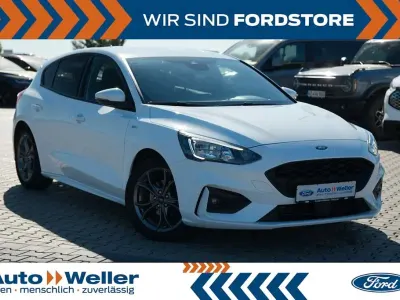 Używany Ford Focus ST-Line 125 KM (91 kW) 2022 Biały Sedan/Limuzyna