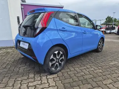Gebraucht Toyota Aygo X-play 72 PS (52 kW) 2019 Cyan blau metallic cyan blau metallic Kleinwagen