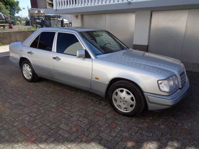 Gebraucht Mercedes E280 193 PS (141 kW) 1995 Silber Limousine