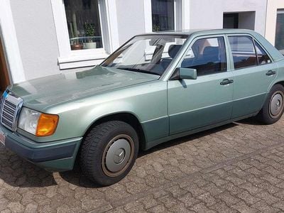 Gebraucht Mercedes E230 132 PS (97 kW) 1990 Grün Limousine