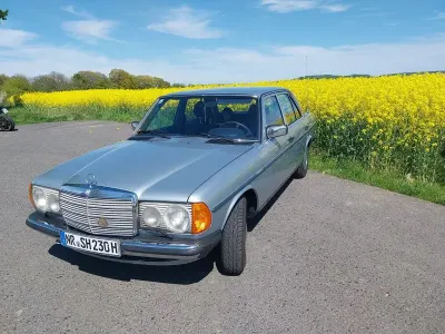 Gebraucht Mercedes E230 136 PS (100 kW) 1982 Blau Limousine