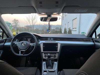 Gebraucht VW Passat 112 PS (82 kW) 2018 Grau Kombi