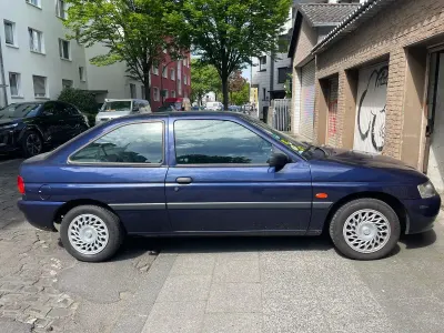 Gebraucht Ford Escort 75 PS (55 kW) 1996 Blau Limousine