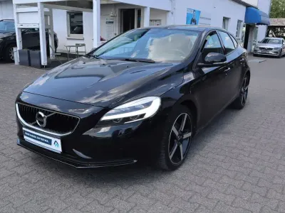 Gebraucht Volvo V40 Momentum 152 PS (111 kW) 2018 Black solid stone Limousine