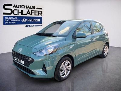 Gebraucht Hyundai i10 Select 63 PS (46 kW) 2025 Mangrove green / mic Kleinwagen