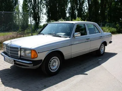 Używany Mercedes E230 136 KM (100 kW) 1983 Srebrny Sedan/Limuzyna