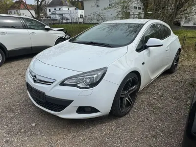 Używany Opel Astra GTC Innovation 165 KM (121 kW) 2012 Biały