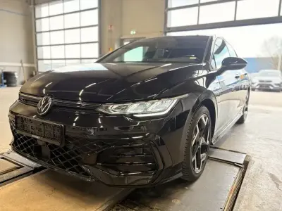 Gebraucht VW Golf VIII R-line 150 PS (110 kW) 2025 Schwarz Limousine