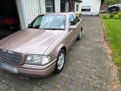 Gebraucht Mercedes C180 128 PS (94 kW) 1993 Gold Limousine