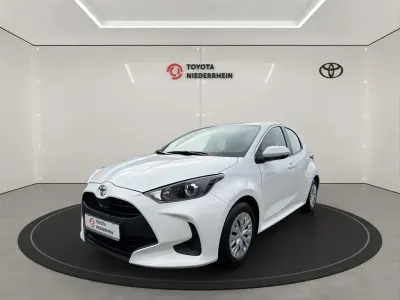 Gebraucht Toyota Yaris Basis 72 PS (52 kW) 2022 Schneeweiß Kleinwagen