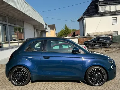 Gebraucht Fiat 500e Icon 86 kW (118 PS) 2022 Colore esterno (ozean grün) Cabrio
