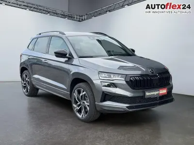 Neu Skoda Karoq SportLine 190 PS (139 kW) 2026 Velvet rot metallic SUV