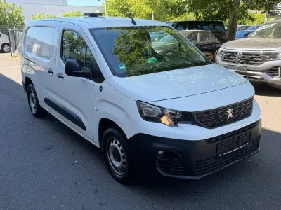 Gebraucht Peugeot Partner Premium 131 PS (96 kW) 2020 Weiß Van / Kleinbus
