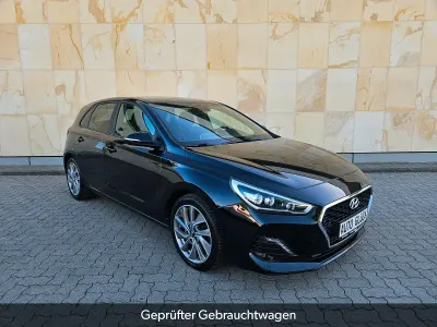 Gebraucht Hyundai i30 Passion Plus 120 PS (88 kW) 2018 Schwarz Limousine