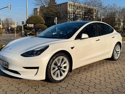 Weiß Gebraucht 2022 Tesla Model 3 Standard Range Plus Limousine | 25.400 € (Fairer Preis)