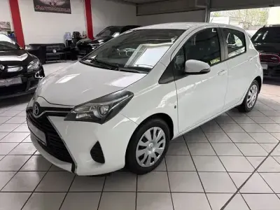 Usata Toyota Yaris Comfort 90 CV (66 kW) 2014 Bianco Utilitaria