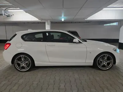 Gebraucht BMW 116 Sport Line 109 PS (80 kW) 2015 Weiß Kleinwagen
