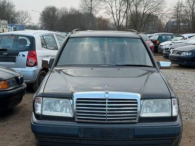 Gebraucht Mercedes E230 132 PS (97 kW) 1991 Schwarz Limousine