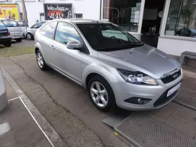 Gebraucht Ford Focus Style 101 PS (74 kW) 2010 Polarsilber metallic (metallic) Kleinwagen