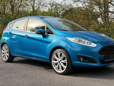 Gebraucht Ford Fiesta Titanium 125 PS (91 kW) 2014 Blau Kleinwagen