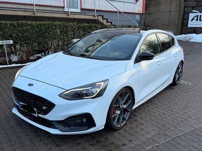 Weiß Gebraucht 2021 Ford Focus Performance Edition Limousine | 29.500 € (Fairer Preis)
