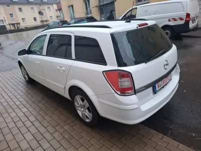 Używany Opel Astra Edition 116 KM (85 kW) 2009 Biały Kombi
