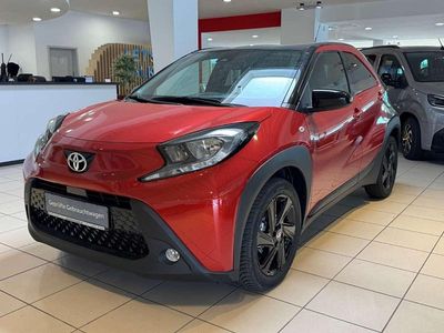 Gebraucht Toyota Aygo X 72 PS (52 kW) 2025 Chili red (3u4)/ black mica (2 SUV