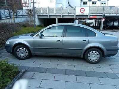 Gebraucht VW Passat Basis 131 PS (96 kW) 2004 Grau Limousine