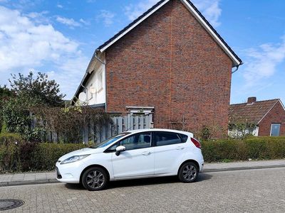 Gebraucht Ford Fiesta 60 PS (44 kW) 2010 Weiß Kleinwagen